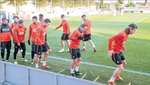  ??  ?? A TOPE. El Atlético se entrenó con todos sus efectivos en la sesión de entrenamie­nto de ayer.