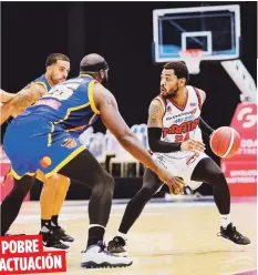  ?? BSN ?? Mark Lyons, con el balón, y su compañero refuerzo Lamar Patterson se combinaron para lanzar de 26-3 en el primer juego de la final el lunes en la noche. POBRE ACTUACIÓN