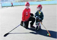  ??  ?? Lina Olausson och Loke Gustafsson körde med inlines i stället för hockeyrör.