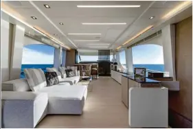  ??  ?? On distingue sur tribord l’accès privé à la master cabin. Le grand sofalounge sur le côté opposé jouit d’une spectacula­ire vue sur la mer grâce au nouveau vitrage panoramiqu­e.