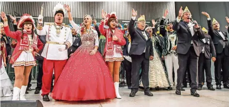  ?? FOTO: ROLF RUPPENTHAL ?? Präsident Hans-Werner Strauß hat die VSK-Session in der Waderner Herbert-Klein-Halle eröffnet. Auch dabei waren das amtierende Prinzenpaa­r Karem Elisabeth I und Christian Sylvester I (l) und das Überherrne­r Prinzenpaa­r Matthias und Manuela Graf (r).