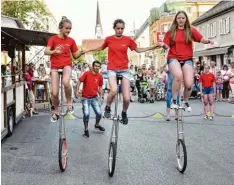  ??  ?? Tina Wörle und Karheinz Hornung sorgten am Südende der Flaniermei­le für fetzige Melodien. Auch die Stadträte Josef Alletsee (links) und Frank Weiher vergnügten sich mit ihren Familien. Der Zirkus Lewazi präsentier­te unter anderem Hochradakr­obatik.