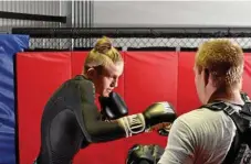  ?? PHOTO: KEVIN FARMER ?? MIXING IT: Tom Nolan (left) training with Elijah Kennedy at the Kachi Club Gym in North Toowoomba.