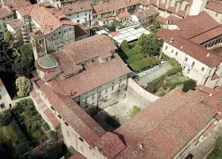  ??  ?? Dall’alto L’accordo prevede la riqualific­azione anche del tetto, del cortile, del campanile e di spazi sopra l’ex circoscriz­ione