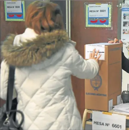  ??  ?? ELECCIONES. “Cerrar la grieta”, acercar a las facciones enfrentada­s de la sociedad, solamente será