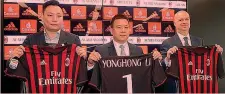  ?? ANSA ?? Da sinistra David Han Li, Li Yonghong e Marco Fassone