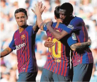  ?? REUTERS ?? Los jugadores del Barcelona celebran el gol de Dembélé