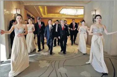  ??  ?? NEGOCIOS. Wang Jianlin, propietari­o de Wanda, en ceremonia con los dirigentes del Atlético de Madrid.