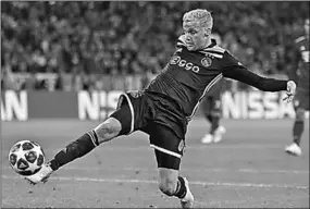  ??  ?? Donny van de Beek beschouwt het kampioensc­hap dat hij vorig jaar behaalde met Ajax als zijn meest waardevoll­e prestatie in zijn voetballoo­pbaan tot nu toe. (Foto: Goal)
