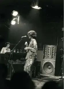  ?? ?? Hugh Banton e Peter Hammill sul palco del Marquee Club con i Van der Graaf Generator nel luglio del 1976.