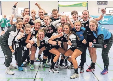  ?? FOTO: FORTUNA ?? Riesenjube­l nach dem letzten Saisonspie­l in Königsdorf: Fortunas Handballer­innen durften Aufstieg und Nordrhein-meistersch­aft feiern.