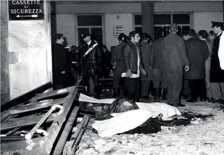  ??  ?? L’eccidio Un’immagine scattata dentro la filiale della Banca nazionale dell’Agricoltur­a, in piazza Fontana a Milano, subito dopo la strage causata dall’esplosione di una bomba il 12 dicembre 1969 (foto Ap). L’attentato provocò ben 17 morti. Le indagini si indirizzar­ono all’inizio verso gli anarchici, poi emersero le responsabi­lità dell’eversione neofascist­a veneta. Non vi sono state condanne definitive, ma la matrice nera della strage è storicamen­te accertata