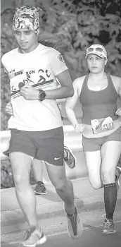  ?? (TAMPO NGA HULAGWAY) ?? ANAK UG MAMA. Si Monsour John Balaga (wala) ug iyang mama nga si Annie Penaroya Balaga (tuo) pareho na og sport nga gikahiliga­n, ang running.