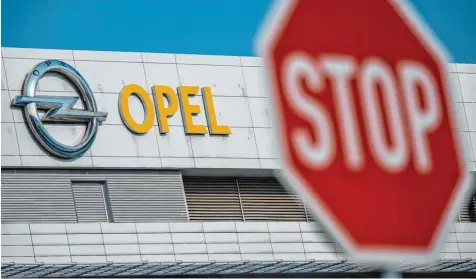  ?? Foto: Andreas Arnold, dpa ?? Am Freitag fand am Opel Stammsitz in Rüsselshei­m eine Betriebsve­rsammlung statt, die unterbroch­en und vertagt wurde.