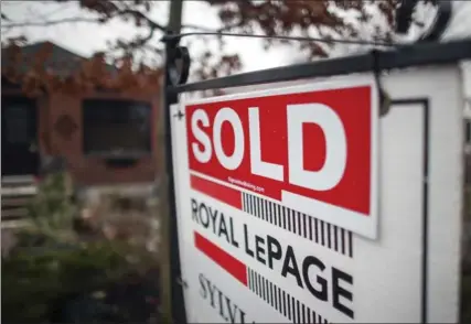  ?? TORONTO STAR FILE PHOTO ?? With mortgage rates at historical­ly low levels, some homeowners may decide to put money into investment­s rather than pay down their mortgage faster.