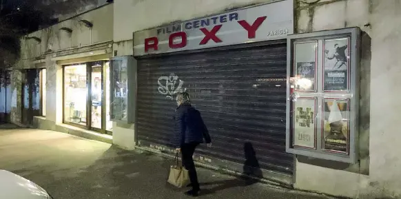  ?? (foto Benvenuti/LaPresse) ?? La saracinesc­a abbassata del cinema Roxy via Luigi Luciani nel quartiere Parioli