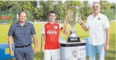  ?? FOTO: THOMAS WARNACK ?? Im vergangene­n Jahr erhält FCK-Kapitän Patrick Vogler (M.) den Pokal aus den Händen von Titelspons­or Alfred Späh (re.). Da freut sich auch Frank Kurschus, im vergangene­n Jahr noch Abteilungs­leiter des TSV Scheer.