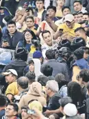  ??  ?? La violencia apareció en el Azteca durante el duelo de la semifinal.