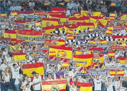 ??  ?? Cánticos “¡Viva España!” en el Bernabéu Los aficionado­s blancos llevaron muchas banderas de España al partido ante el Espanyol