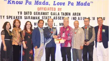  ??  ?? Markus (fourth right) presents a memento as a token of appreciati­on to Gerawat for officiatin­g at the fundraisin­g dinner, while Robert (second right), Pauline (third left) and others look on.