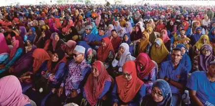  ?? [FOTO MOHAMAD SHAHRIL BADRI SAALI/BH] ?? Ribuan peneroka hadir pada majlis pelancaran FELDA 2.0 di FELDA Lurah Bilut, semalam.