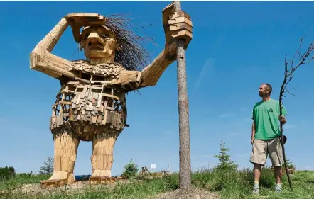  ?? — Photos: TNS ?? Danish artist Thomas Dambo stands beside his creation, Joe the Guardian, one of the six larger-than-life-trolls in Morton Arboretum in Lisle, Illinois, the United States, overlookin­g Highway 53. Dambo and his team created the trolls using hundreds of...