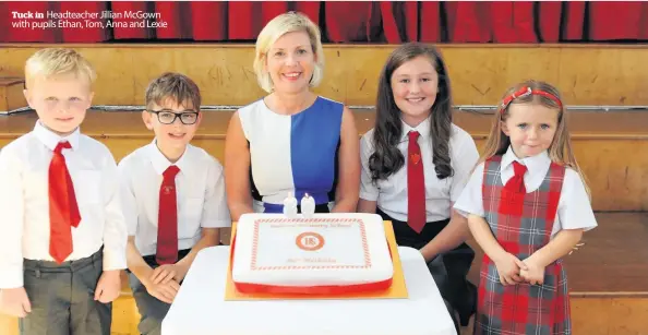  ??  ?? Tuck in Headteache­r Jillian McGown with pupils Ethan, Tom, Anna and Lexie