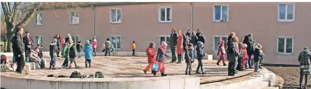  ?? FOTO: NAEMI REYMANN ?? Die Bodenplatt­e, auf der das Café errichtet werden soll, wird bereits von Kindern und Erwachsene­n als Spielplatz und Treffpunkt genutzt.