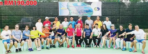  ??  ?? (depan enam dari kanan), Jamad, Johnson, Christophe­r, Muslan dan Tito bersama para pemain yang menyertai perlawanan persahabat­an di gelanggang tenis Segaria Estate, Semporna pada Sabtu.