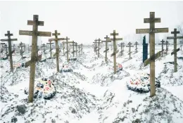  ?? HEITMANN/THE NEW YORK TIMES NANNA ?? The graves of Russian Wagner Group fighters line this cemetery in Bakinskaya, Russia.