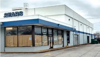  ?? STAFF PHOTO BY MIKE PARE ?? The site of the closed Sears auto center next to Northgate Mall will become home to a pair of new Hixson restaurant­s.