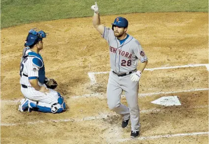  ??  ?? Daniel Murphy, de los Mets, apunta a las gradas luego de pegar un jonrón solitario en la tercera.