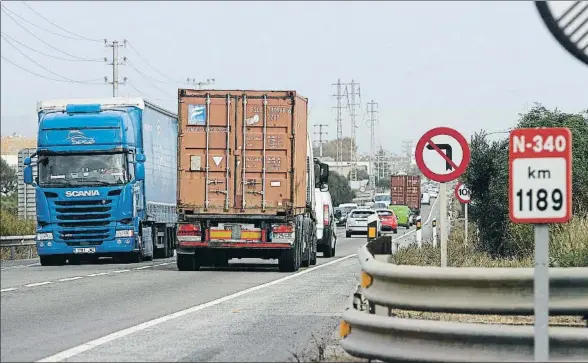  ?? VICENÇ LLURBA / ARCHIVO ?? La obsoleta carretera N-340 ha sido a su paso por las comarcas del sur de Catalunya escenario habitual de graves accidentes y colapsos