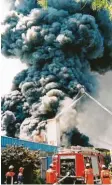  ??  ?? 2000 brach bei Dacharbeit­en in einem Chemielage­r in Kissing ein Feuer aus.