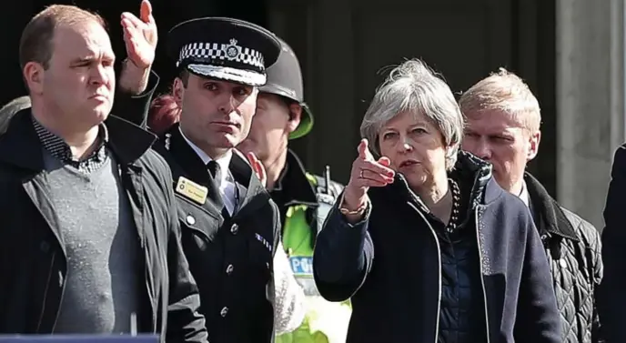  ?? © Daniel Leal Olivas/afp ?? Premier Theresa May bracht gisteren een bezoek aan Salisbury, de ZuidEngels­e stad waar Sergej Skripal vergiftigd werd.