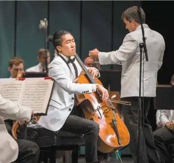  ?? AGENCE BIGJAW ?? Bryan Cheng, vainqueur du Concours OSM en 2019, s’est fait remarquer lors de la fin de semaine avec son interpréta­tion du rare 2e Concerto pour violoncell­e de Saint-Saëns.