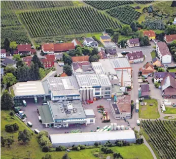  ?? FOTO: DIRK AUGUSTIN ?? Das Gelände der Lindauer Fruchtsäft­e in Schönau. Im kommenden Jahr will Inhaber Klaus Widemann neue Tanklager bauen.
