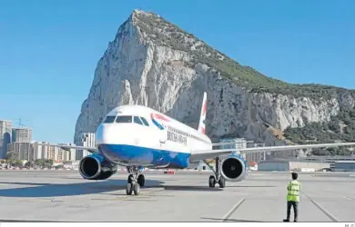  ?? M. G. ?? Llegada de un avión al aeropuerto de Gibraltar.