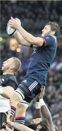  ?? Photo Midi olympique - Patrick Derewiany ?? La lutte des airs sera déterminan­te sur la qualité des lancements de jeu. Face aux Blacks, Ici Paul Gabrillagu­es, si les Bleus ont remporté leurs lancers, c’est une fois retombés au sol que la machine s’est enrayée.