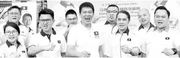  ??  ?? MCA candidate for the Balakong by-election, Tan Chee Teong (third right) and MCA Youth chief Chong Sin Woon (second left) shouting words of encouragem­ent with the party machinery during the launch of the MCA Youth machinery at Batu 11 Cheras in Bangi yesterday. - Bernama photo