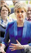  ?? AP-BILD: WIGGLESWOR­TH ?? Will abwarten: Schottland­s Regierungs­chefin Nicola Sturgeon inmitten ihrer Kollegen von der SNP
