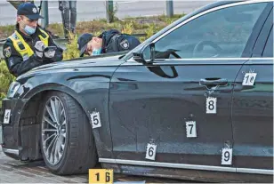  ?? ?? В бронирован­ный автомобиль, где находился помощник президента Украины Сергей Шефир (на фото справа), выпустили 18 пуль из автомата Калашников­а.