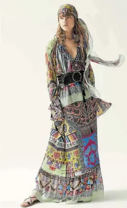  ?? DPA-BILD: ETRO ?? Der Hippie-Look ist hip: Auch das Label Etro setzt in seiner aktuellen Kollektion auf Ethno-Muster.