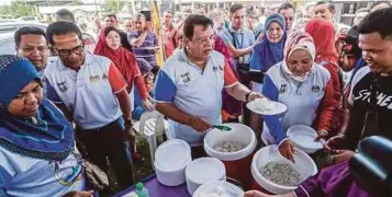  ??  ?? TENGKU Adnan (tengah) beramah mesra dengan tetamu pada program Kenduri 1 Wilayah Persekutua­n parlimen Bandar Tun Razak di Kem Labuan Sungai Besi.