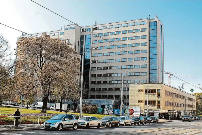  ?? FOTO ČTK ?? Palác Všeobecnéh­o penzijního ústavu na pražském Žižkově na dnešním náměstí Winstona Churchilla od Josefa Havlíčka a Karla Honzíka (1929–1934) byl dlouhá desetiletí nejvyšší pražskou budovou