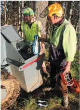  ?? ?? BABNABNAEN­RENR1ER1 1 Left: Rob Leslie (right) shows
Iron Tester, Stan Barlow, the compartmen­t in the blade where he stores straps that can be used to provide additional anchors to the rear of the T-WINCH.