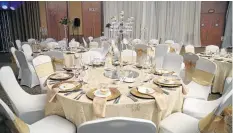  ??  ?? THEME: The tables set with gold and cream plates