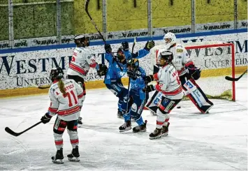  ?? Foto: Alwin Zwibel ?? Da wars passiert: Der ERC Ingolstadt jubelt im Finale um den DEB-Pokal der Frauen über das Tor des Tages gegen den ECDC Memmingen und verteidigt damit seinen Titel aus dem Vorjahr.