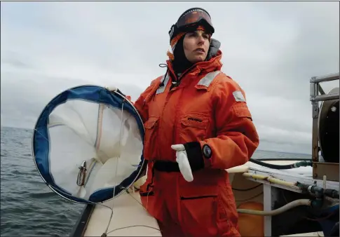  ?? Photos for The Washington Post by Jamie Cotten ?? Above, biologist Lauren Goodwin waits for the go-ahead to drop a vertical tow that collects plankton – a food source for critically-endangered North Atlantic right whales – in Cape Cod Bay off Provinceto­wn, Mass. Below, a critically endangered North...