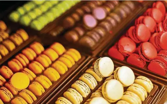  ?? Foto: Shuttersto­ck ?? In den Pariser Macaron-Bäckereien haben die Kunden die Qual der Wahl.